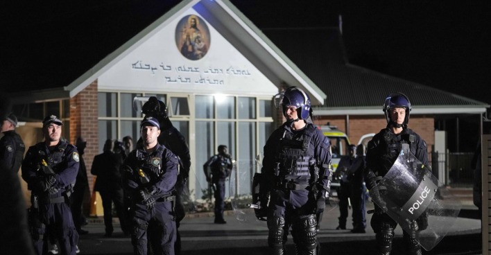 Einsatzkräfte vor der Kirche in Sydney.
