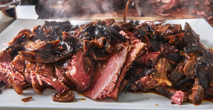 Aufgeschnittenes, im Smoker geräuchertes dunkles Rinderbrust-Fleisch.