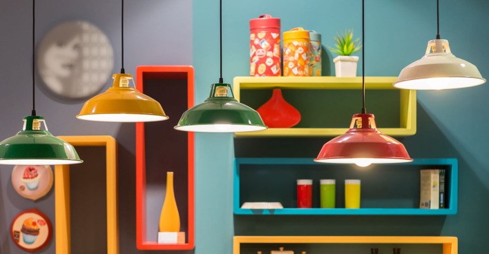 Bunte Lampen und Regale in der Küche | Credit: iStock.com/WichitS