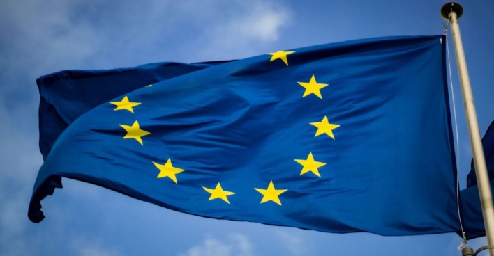 Die Flagge der Europäischen Union vor blauem Himmel