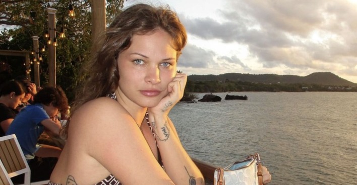 Die Tik Tokerin Eva Evans am Meer.
