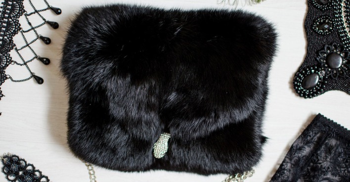 Schwarze Fellhandtasche | Credit: iStock.com/VVPhoto