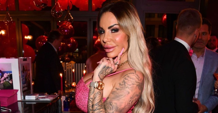 Gina-Lisa Lohnfink in einem pinken Kleid mit langen blonden Haaren.