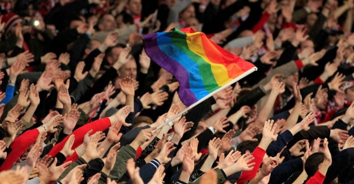 Eine Regenbogenflagge in einem Stadion.