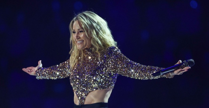 Helene Fischer mit einem Glitzertop auf der Bühne. Sie trägt offene blonde Haare.