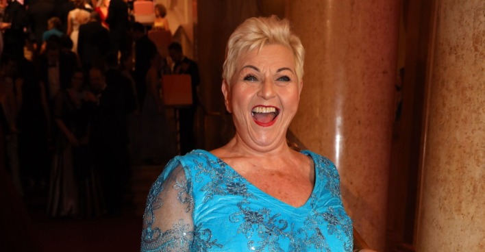 Jazz Gitti im blauen Kleid.