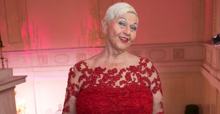 Jazz Gitti in einem roten Ballkleid.