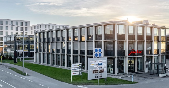 Bürogebäude im Morgenlicht