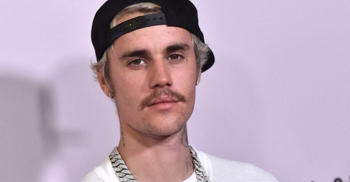 Justin Bieber mit einer Kappe und einer prunkvollen Kette.