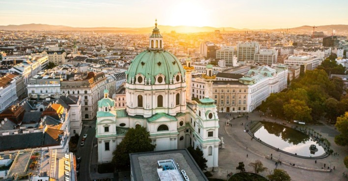 Die Karlskirche in Wien bei Sonnenuntergang.