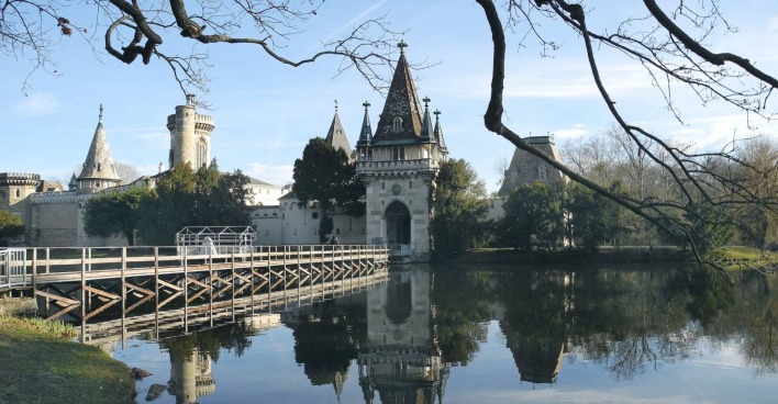 Außenaufnahme von Schloss Laxenburg bei Wien mit Blick über die Brücke und das Wasser