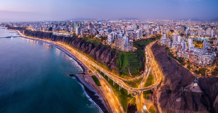 Lima von oben bei Dämmerung | Credit: iStock.com/Christian Vinces