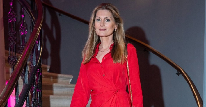 Martina Kaiser in einem roten Kleid mit langen blonden Haaren.
