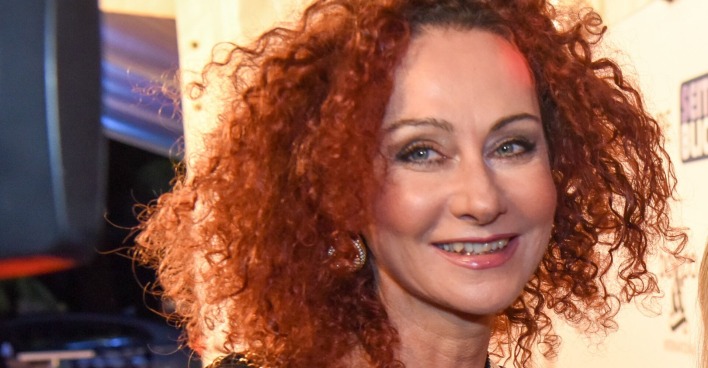 Christine "Mausi" Lugner mit roten Locken.