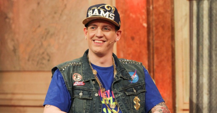 Money Boy mit einer großen Kappe und einer Jacke mit Sticker bei "Wir sind Kaiser".