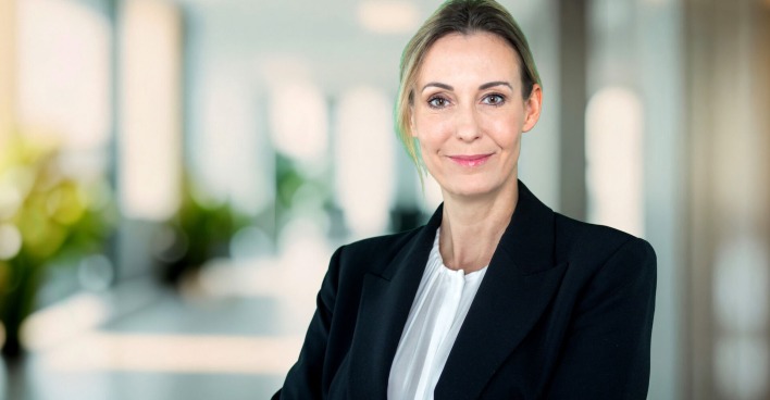 Monika Tögel in einem modernen Büro