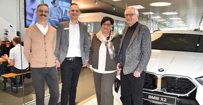 BMW Unterberger Nenzing Betriebsleiter Christoph Nigsch und BMW-Verkaufsberater Dario Petrovic mit BMW X1- Fahrer Maria &amp; Hartwig Eugster aus Thüringen (v. li.)