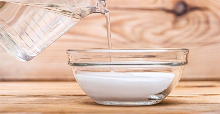 Glasschüssel mit Natronpulver, welche mit Wasser aufgefüllt wird