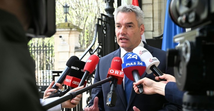 Karl Nehammer vor Mikrofonen österreichischer Rundfunkanstalten.