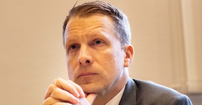 Oliver Pocher mit einem Anzug. Er schaut sehr ernst.