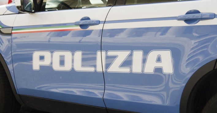 Seitenansicht eines italienischen Polizeiautos.