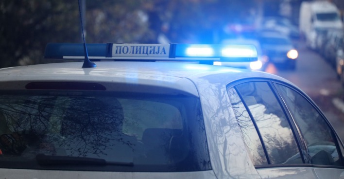 Ein serbisches Polizeiauto mit Blaulicht.