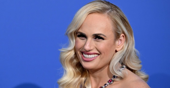Rebel Wilson mit gewellten blonden Haaren.