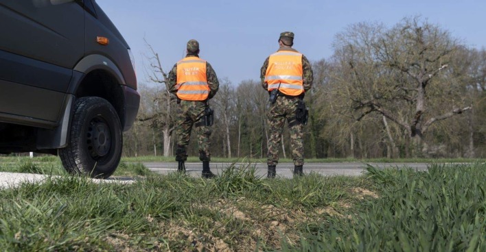Zwei Einsatzkräfte der Schweizer Militärpolizei.