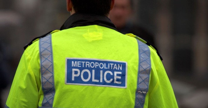 Ein Londoner Polizist von hinten.