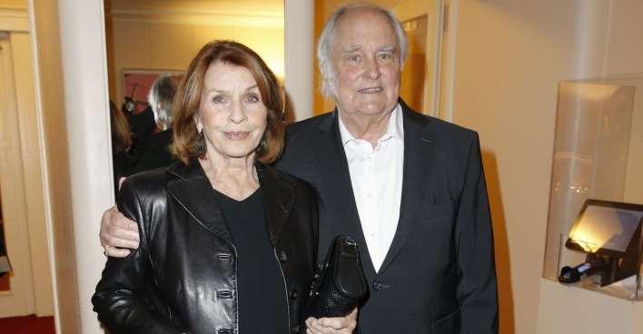 Senta Berger und Michael Verhoeven in schwarzen Outfits bei einem Event.