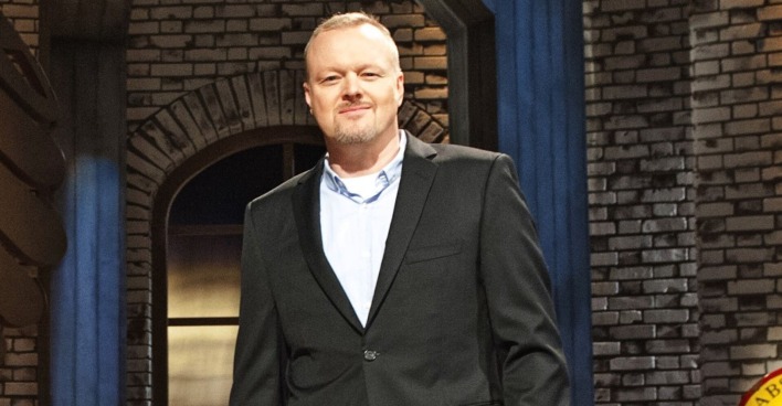 Stefan Raab in einem schwarzen Sakko und einem weißen Hemd.