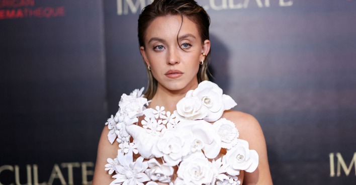 Sydney Sweeney in einem weißen Kleid in Blütenform