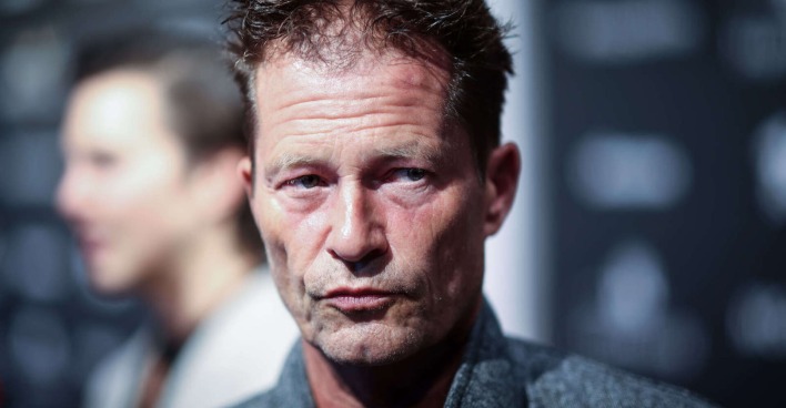 Til Schweiger mit einem grauen Hemd.