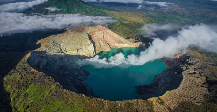 Luftaufnahme des Vulkans Ijen in Indonesien.