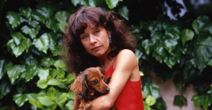 Vera Tschechowa 1987 mit einen Dackel auf dem Arm.