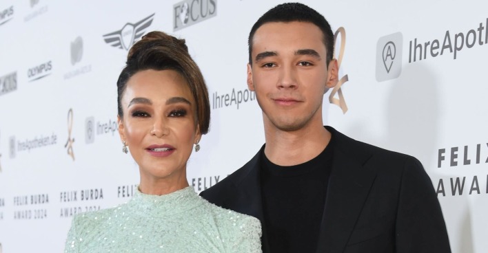 Verona Pooth mit Sohn Diego. Verona trägt ein türkises Kleid und Diego ein schwarzes Outfit.