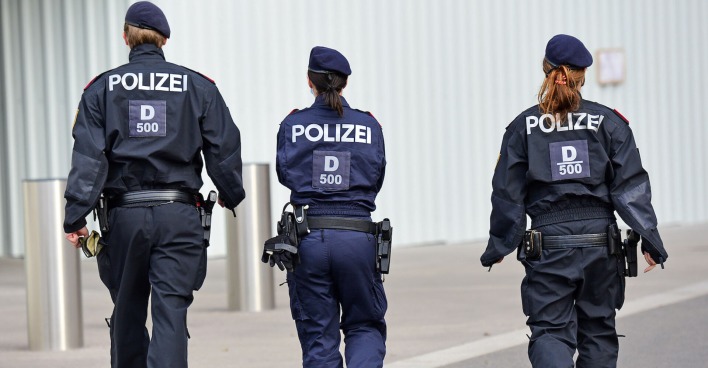 Drei Polizisten von hinten