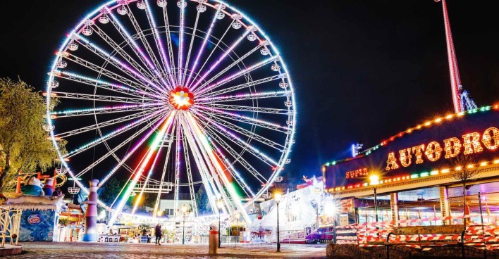 Das das beleuchtete Riesenrad im Wiener Prater in der Nacht.
