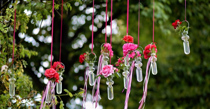 Blumen-Windlichter an einem Baum | Credit: iStock.com/Foto-Video-Studio
