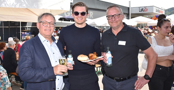 Freuten sich über den großen Andrang zum „Frühschoppen von Auto Gerster“: GF Christoph und Philipp Gerster mit Verkaufsleiter Georg Kirchberger