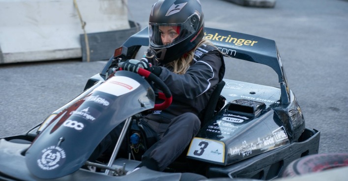 Marina Hörmanseder im Rennauto und mit Helm