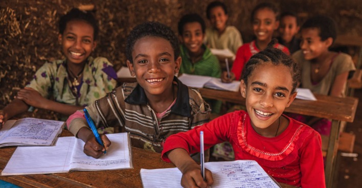 Kinder in einer Schule in Afrika.