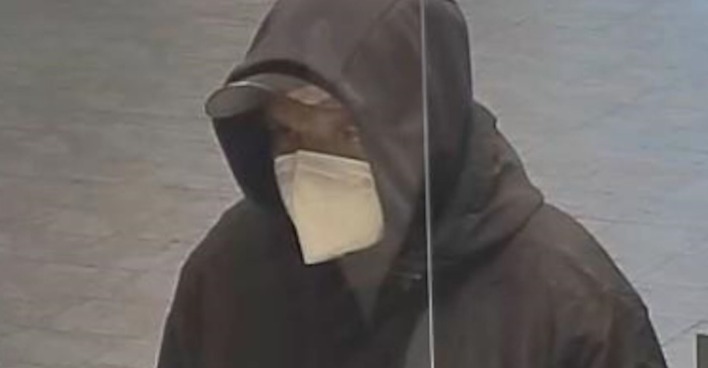 Der vermummte Bankräuber mit FFP2-Maske.