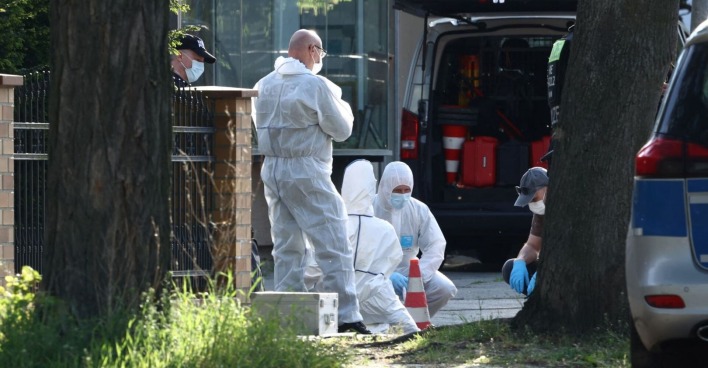 Ein Forensik-Team untersucht die Spuren am Tatort