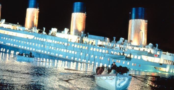 Filmszene: Die Titanic sinkt.