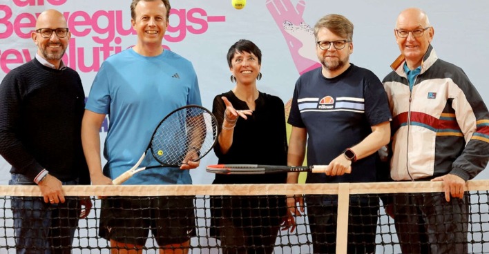 Vier Männer und eine Frau in Sportkleidung am Tennisplatz