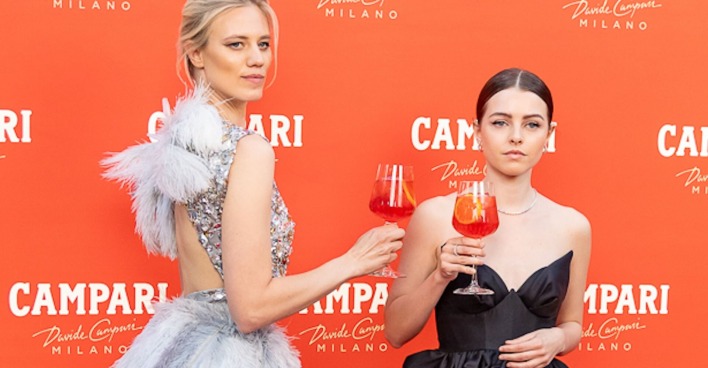 Larissa Marolt und Fanni Schneider mit einem Campari-Drink