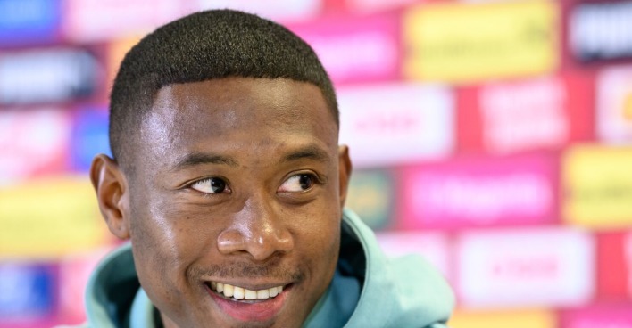 David Alaba mit einem hellblauen Pullover.
