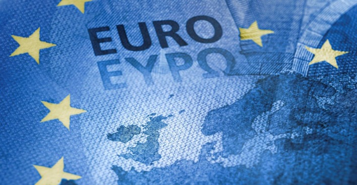 EU Flagge auf einem Geldschein