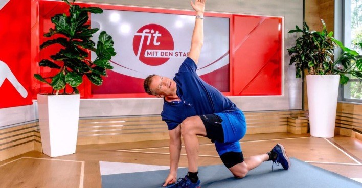 Armin Assinger zeigt eine Fitnessübung.